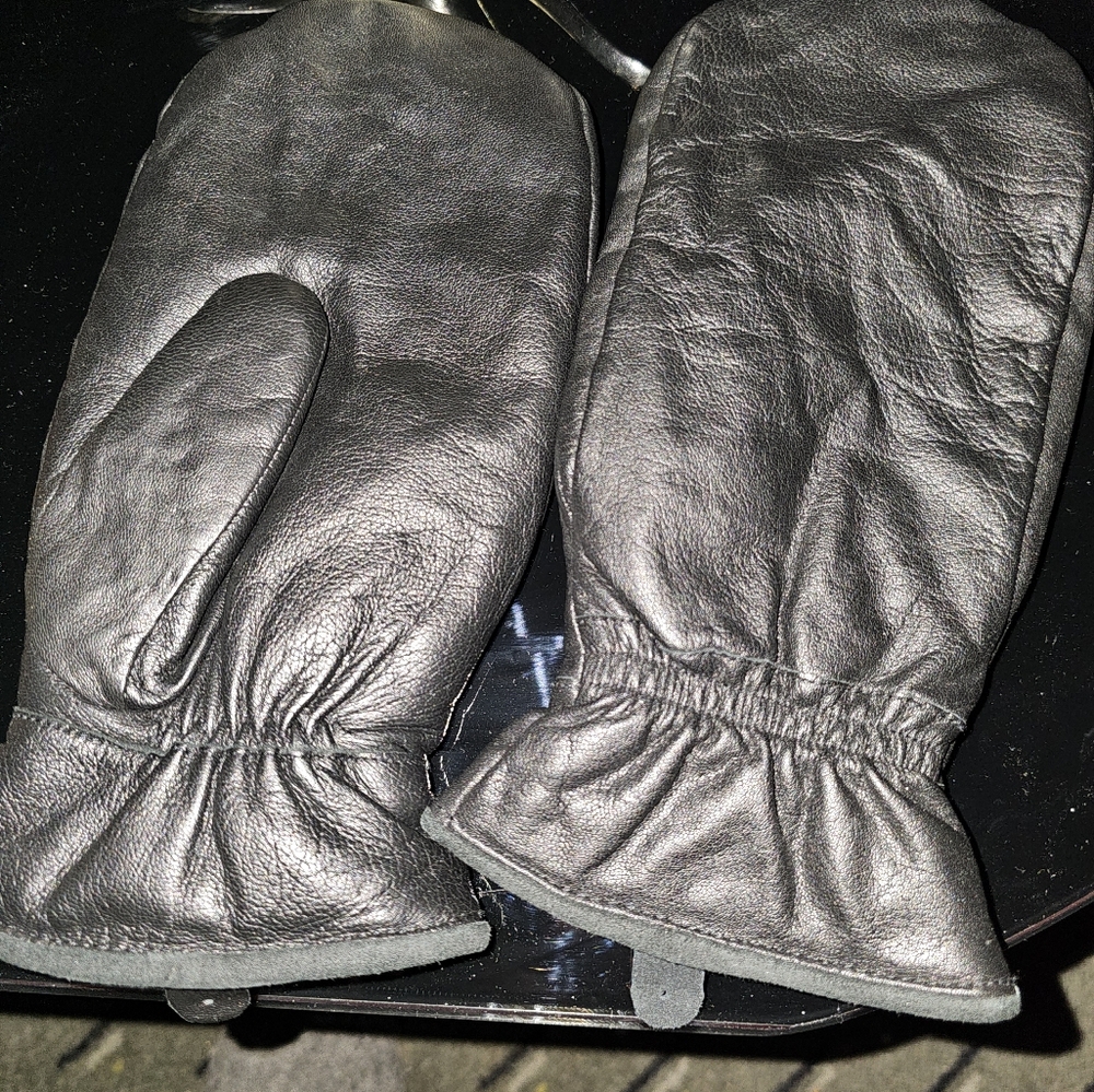 Women's leather mittens